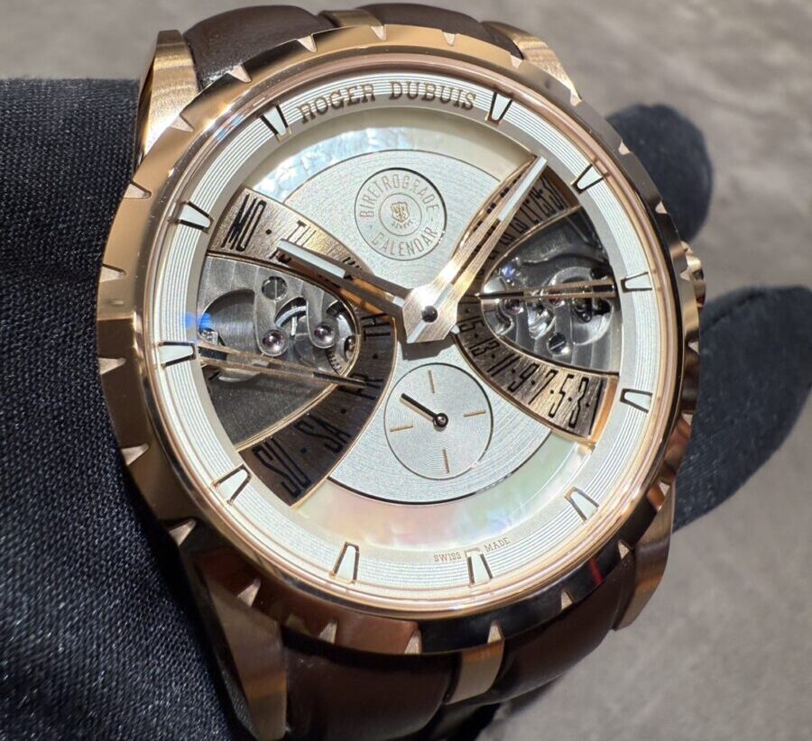 画像 【新作入荷】2025年新作「バイレトログラード カレンダー」実機レビュー「ロジェ・デュブイ」-ROGER DUBUIS -S__6471704-e1766469135885