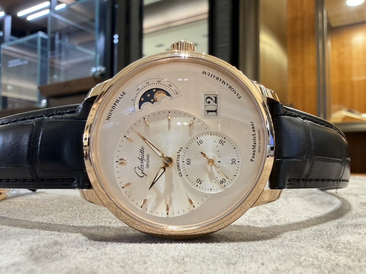 【グラスヒュッテ・オリジナル】実物でこそ伝わる金無垢の魅力。「パノマティックルナ」-Glashütte Original -S__7217165_0
