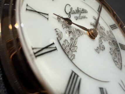 【グラスヒュッテ・オリジナル】180周年記念モデル誕生。文字盤が手描き？マイセン磁器で作られた特別な腕時計