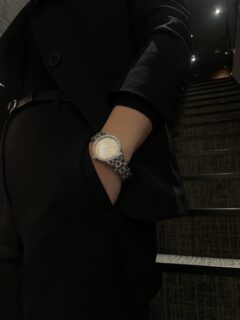 静かな美しさを腕元に輝く大人の女性の日常ラグジュアリー、なぜか毎日IW657601を選んでしまう理由とは？　