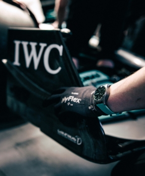 ロゴを貼っただけ?いや、それは大きな誤解だ!! 【IWC×AMG】男たちの対話が生んだ傑作の歴史 -IWC -7b9539a330c9c0c78d820883c1bf6afa