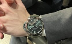 パネライ ファン必見！暫く姿を消していた“チタニオ”が待望の再販。44mmチタンケースはグリーン文字盤を採用。軽量さだけでなく性能もアップした「PAM03325 ルミノール マリーナ チタニオ」