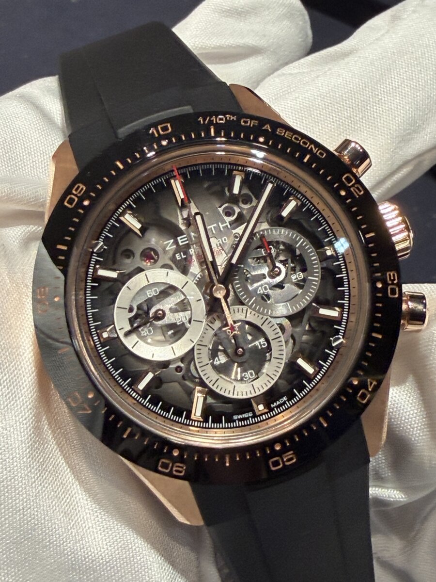 【ゼニス 2026年新作】「クロノマスター スポーツ スケルトン」文字盤カラーに合わせたラバーストラップとフォールディングバックルも付属。ブレスレットのクラスプは容易に微調整可能。-ZENITH -20260415_132709877_iOS