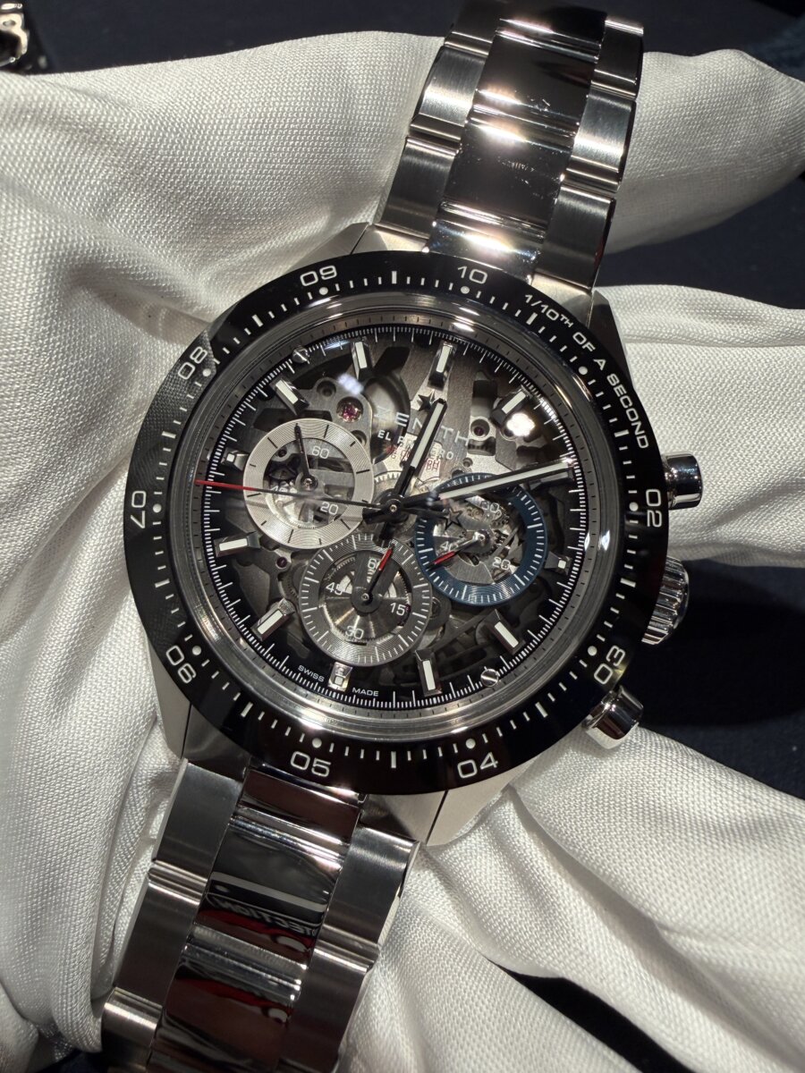 【ゼニス 2026年新作】「クロノマスター スポーツ スケルトン」文字盤カラーに合わせたラバーストラップとフォールディングバックルも付属。ブレスレットのクラスプは容易に微調整可能。-ZENITH -20260415_132738012_iOS