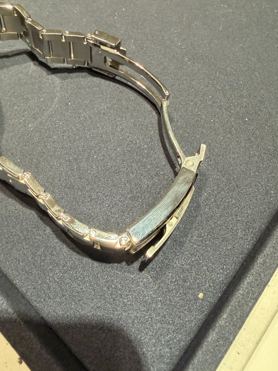 【ゼニス 2026年新作】「クロノマスター スポーツ スケルトン」文字盤カラーに合わせたラバーストラップとフォールディングバックルも付属。ブレスレットのクラスプは容易に微調整可能。-ZENITH -20260415_132805089_iOS