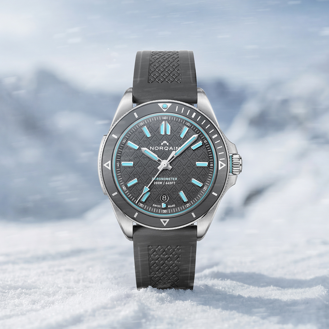 【ノルケイン】2026年新作「アドベンチャー 40mm グレー」ライトブルーの差し色がポイントの注目モデル、早くもoomiya京都店に入荷-NORQAIN -NORQAIN_Adventure_40mm_Grey_Ambient_1080x1080_1-1