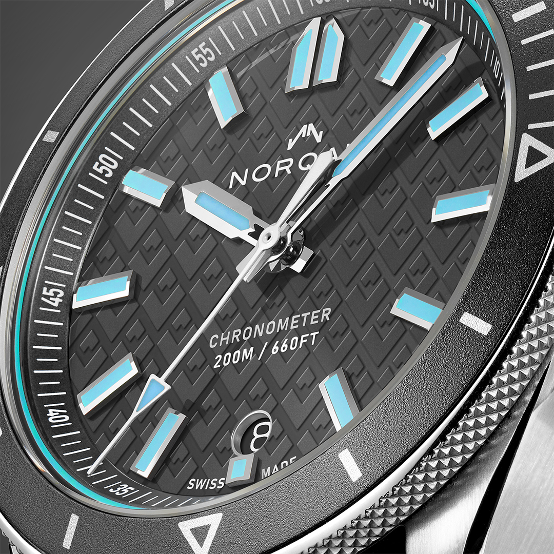 【ノルケイン】2026年新作「アドベンチャー 40mm グレー」ライトブルーの差し色がポイントの注目モデル、早くもoomiya京都店に入荷-NORQAIN -NORQAIN_Adventure_40mm_Grey_Ambient_1080x1080_4