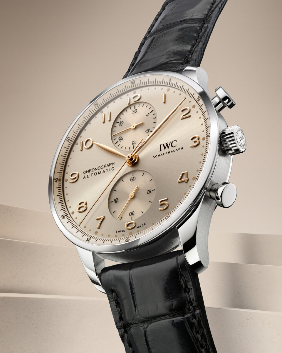 【IWC】2024年に発表されたものの店頭に並ばず２年...ようやく入荷「ポルトギーゼ・クロノグラフ」“デューン”　※動画あり-Glashütte Original -FY25_IW371624_Portugieser_Mood_Dune-Chronograph-WWG24_4x5_1