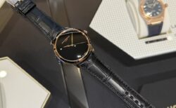 黒って200色ある？！同じ黒色でも文字盤は違う。