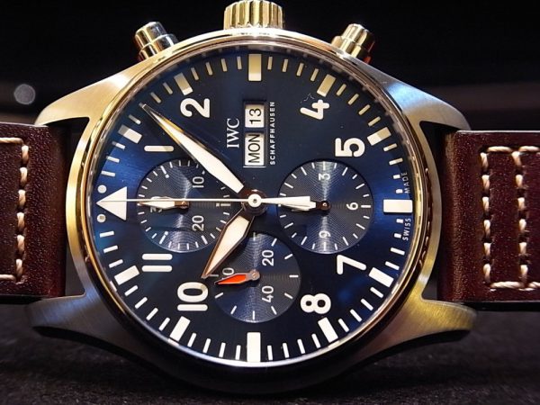 IWC 美しいブルー文字盤にブラウンのストラップが素敵な「パイロット・ウォッチ・クロノグラフ “プティ・プランス”」。 - IWC 
