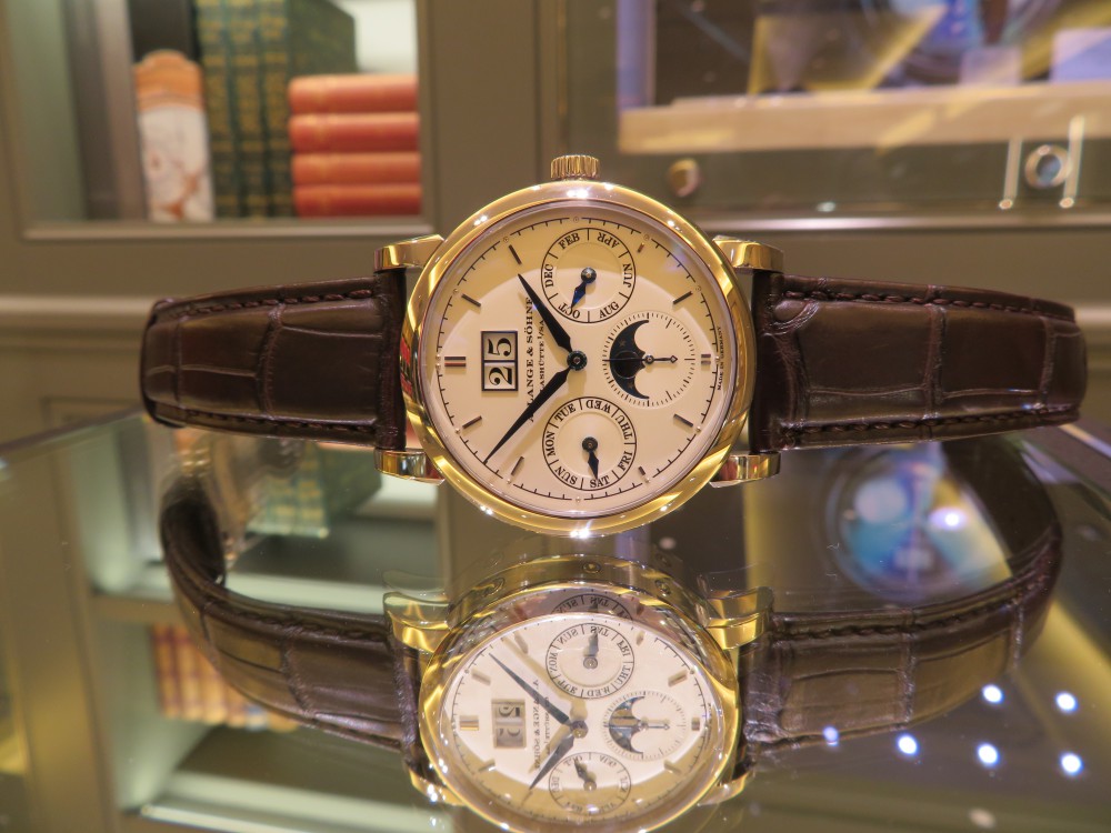 完璧な精度と圧倒的な美観!!サクソニア・アニュアルカレンダー