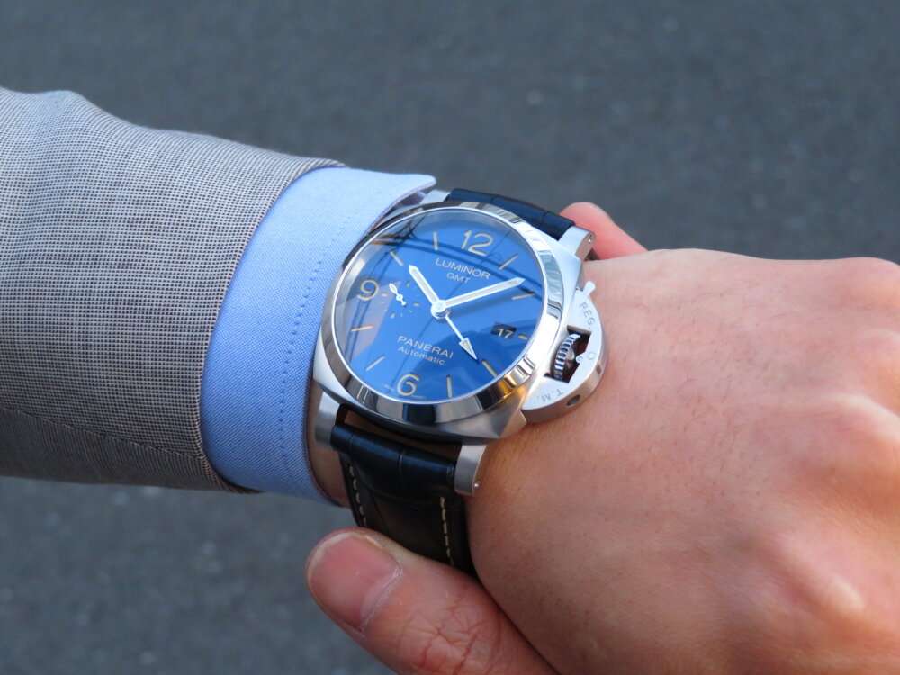 サンブラッシュ仕上げのブルー文字盤が美しい パネライ「ルミノール