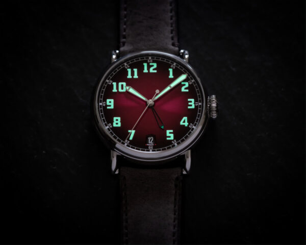 【H.モーザー】バーガンディ フュメ文字盤が美しい「ヘリテージ・デュアルタイム」 - H.Moser＆Cie. 