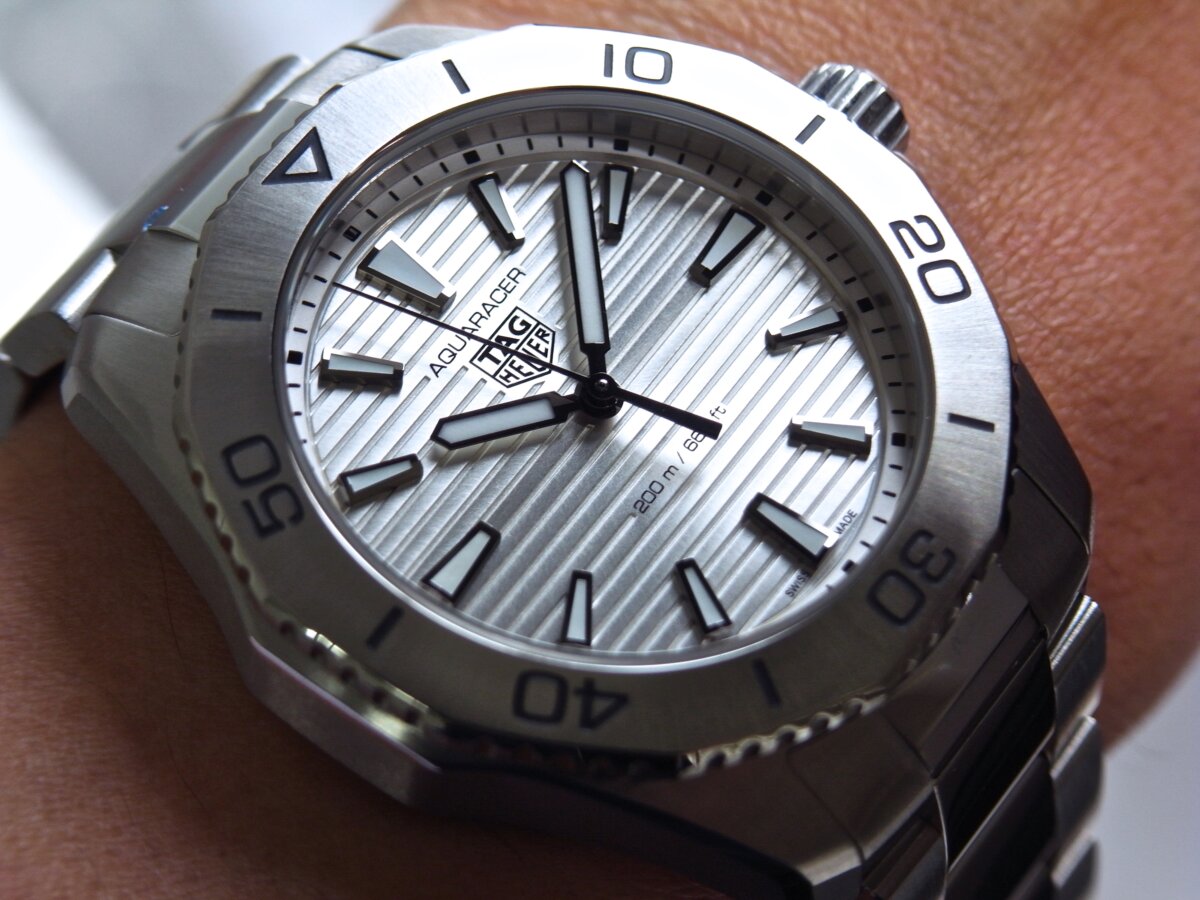 精密な時間計測とスポーティなデザインの融合：TAG Heuerアクア