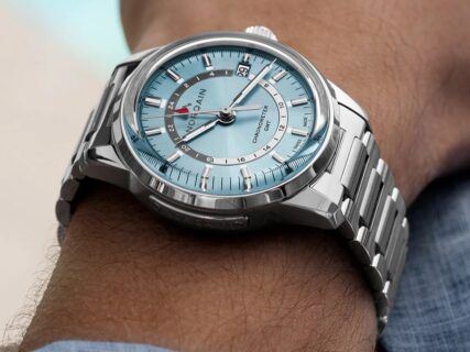 冷静と情熱を纏う究極のタイムピース：ノルケイン フリーダム 60 GMT アイスブルー入荷！