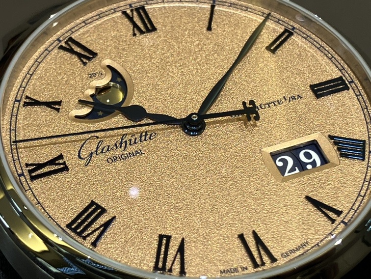 クラシックでエレガントな2025年新作モデルセネタ・エクセレンス・パノラマデイト・ムーンフェイズ - Glashütte Original