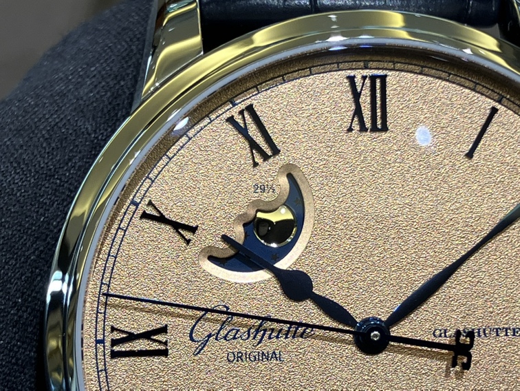 クラシックでエレガントな2025年新作モデルセネタ・エクセレンス・パノラマデイト・ムーンフェイズ - Glashütte Original