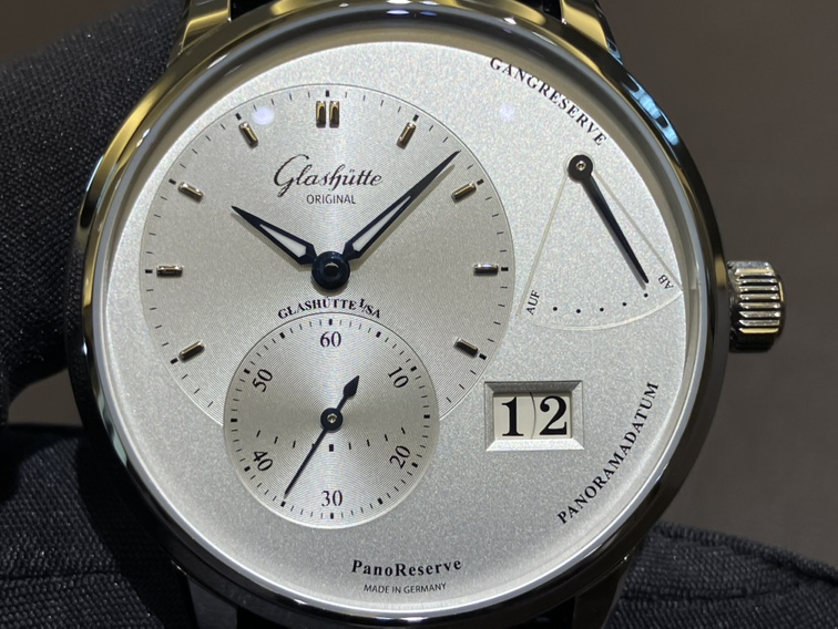 左右非対称のレイアウトが魅力的なグラスヒュッテオリジナル パノリザーブ - Glashütte Original