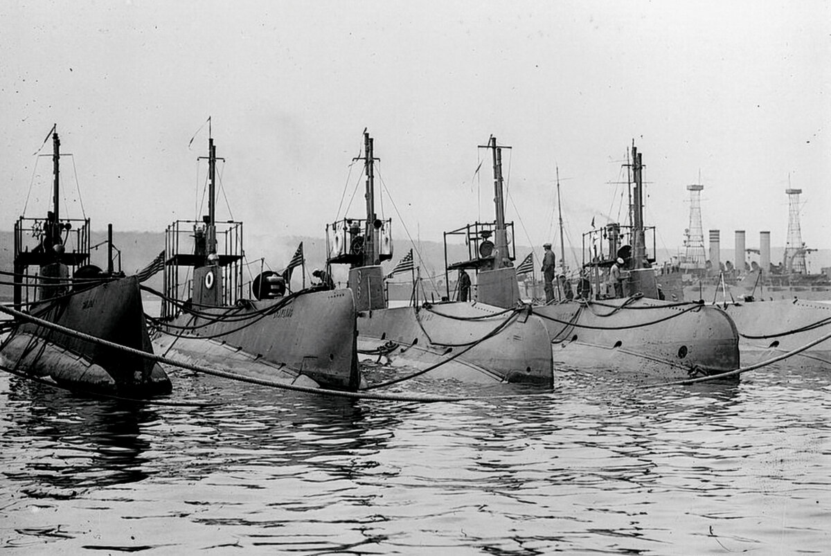 【マリーン トルピユール トゥールビヨン】海で証明された精度の遺産 - ULYSSE NARDIN 