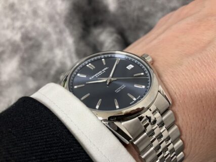 主張しすぎない美学。「レイモンド・ウェイル　フリーランサー  デイト 」