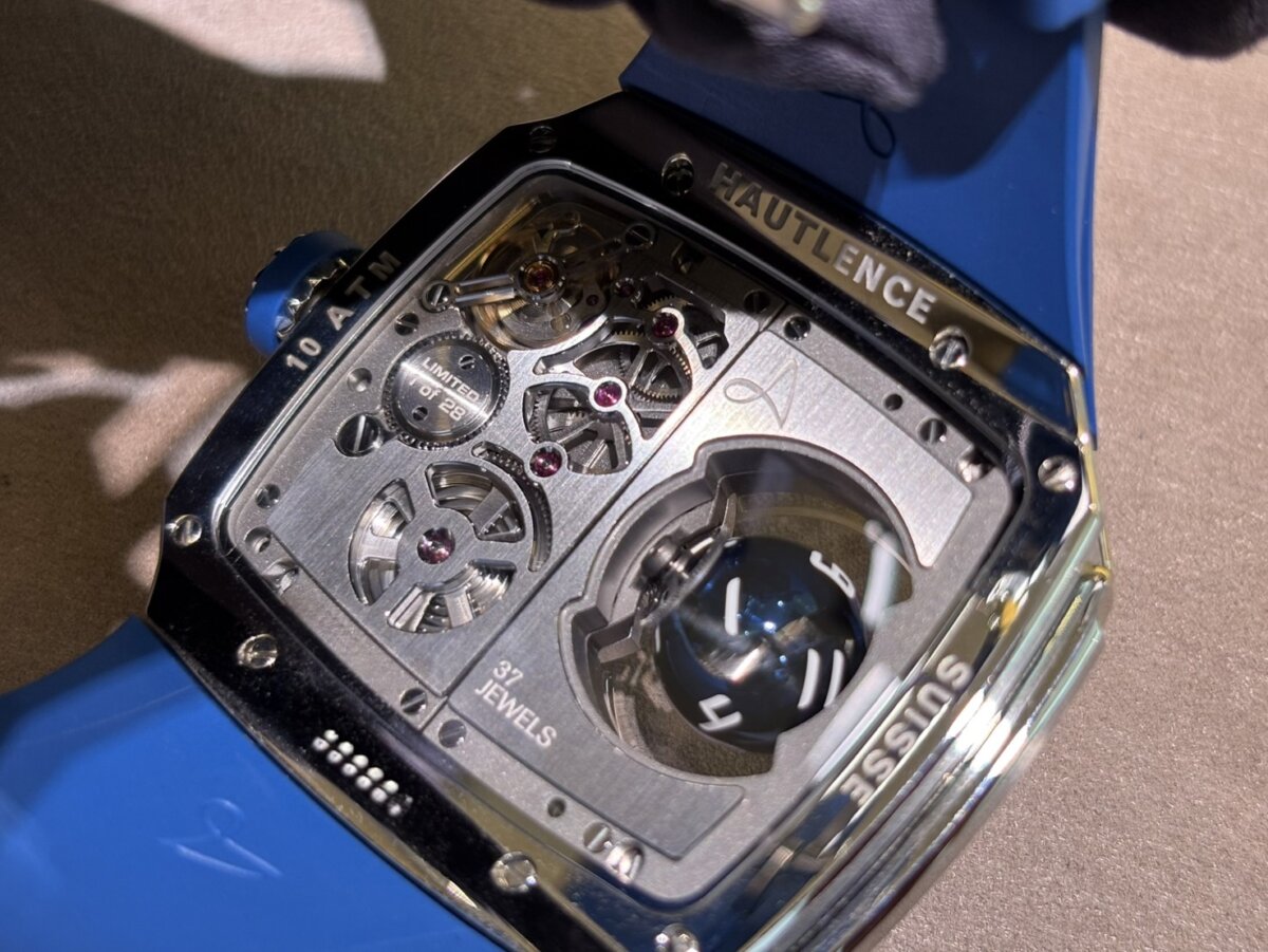 世界５大変態時計の一角「オートランス」～機械芸術は爆発だ！！ - Hautlence 