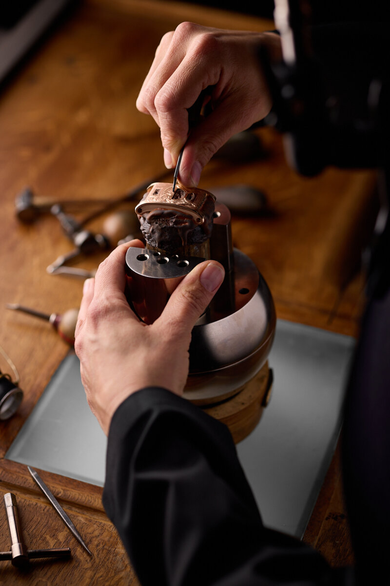 【クロノスイス】入荷予定！世界限定33本　時の神“クロノス”を刻んだ特別モデル「ネオ デジター クロノス」（CH-1371.2-GO） - CHRONOSWISS 