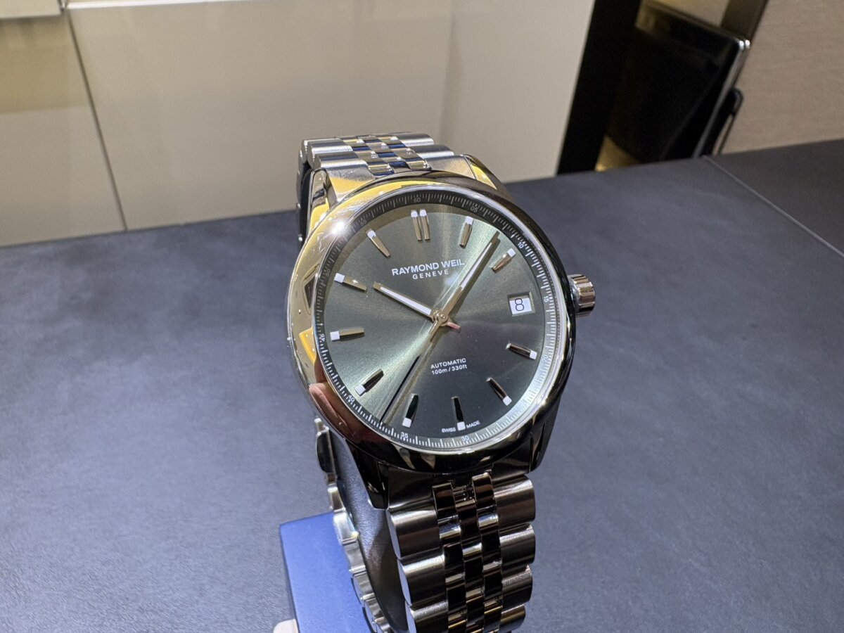 【RAYMOND WEIL】落ち着きと個性を腕元に レイモンドウェイル フリーランサー グリーン文字盤(2741-ST-52001) - RAYMOND WEIL 