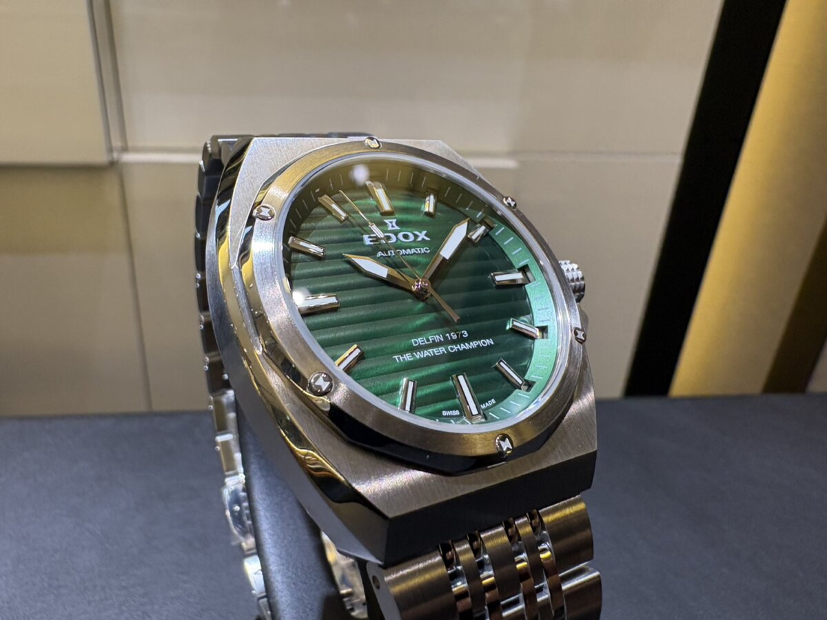 【EDOX】歴史を受け継ぐデザインと鮮やかなグリーンダイヤル。デルフィンオリジナル1973オートマティック(80142-3M-VIN) - EDOX 