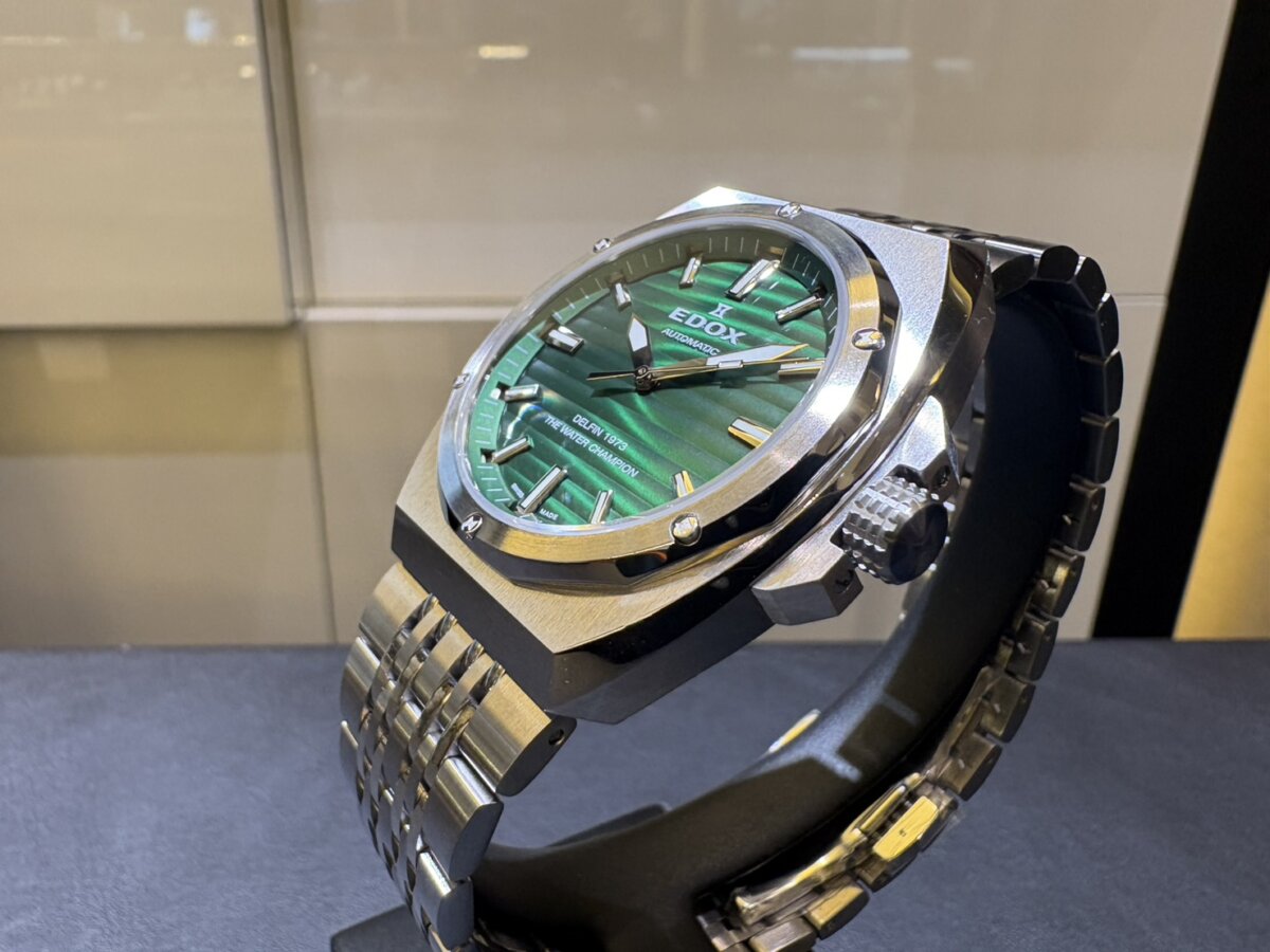 【EDOX】歴史を受け継ぐデザインと鮮やかなグリーンダイヤル。デルフィンオリジナル1973オートマティック(80142-3M-VIN) - EDOX 