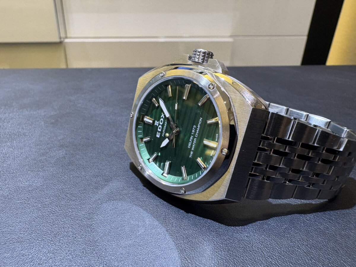 【EDOX】歴史を受け継ぐデザインと鮮やかなグリーンダイヤル。デルフィンオリジナル1973オートマティック(80142-3M-VIN) - EDOX 
