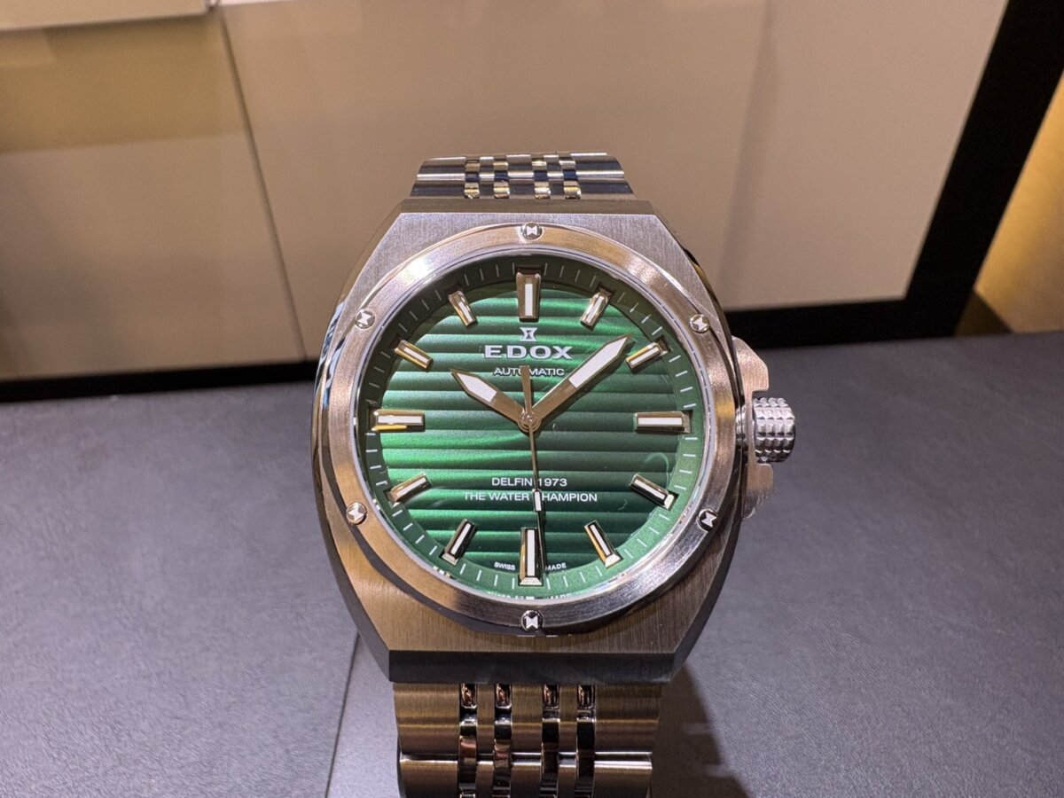【EDOX】歴史を受け継ぐデザインと鮮やかなグリーンダイヤル。デルフィンオリジナル1973オートマティック(80142-3M-VIN) - EDOX 