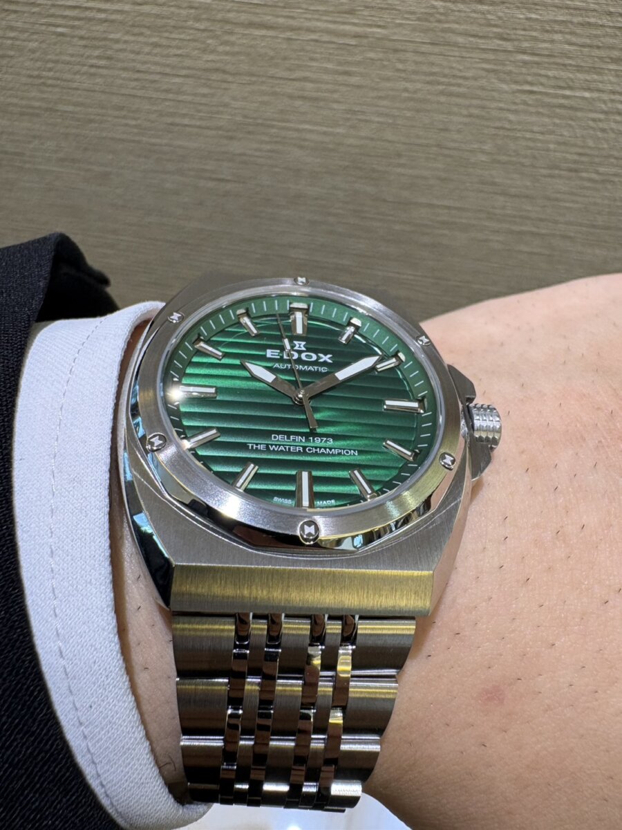 【EDOX】歴史を受け継ぐデザインと鮮やかなグリーンダイヤル。デルフィンオリジナル1973オートマティック(80142-3M-VIN) - EDOX 