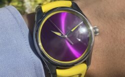【H.モーザー】光で表情が一変する「パイオニア・センターセコンド サンベリー」 実機レビュー！