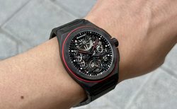 圧倒的な高級感を放つカーボン＆レッド。Bianchet（ビアンシェ）ウルトラフィーノ・ロトンド スケルトン カーボン レッド～oomiya心斎橋店