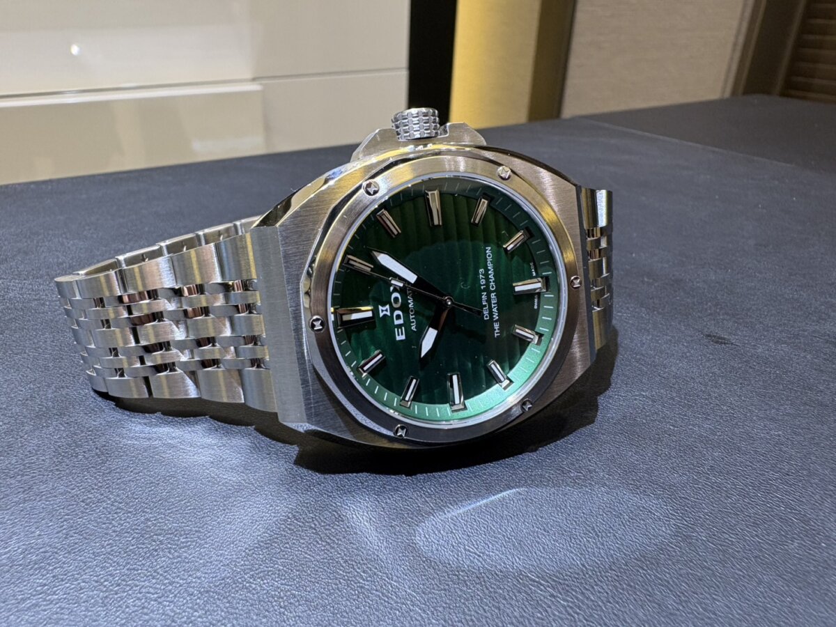 【EDOX】歴史を受け継ぐデザインと鮮やかなグリーンダイヤル。デルフィンオリジナル1973オートマティック(80142-3M-VIN) - EDOX 