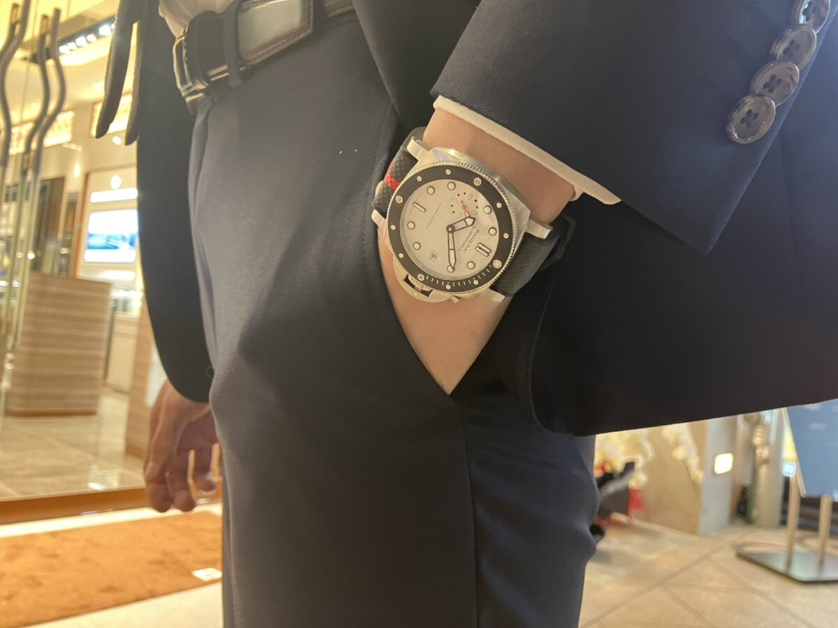 パネライ】スモールセコンドの赤の差し色が印象的？サブマーシブル