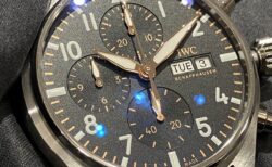 【本日公開日】ブラッド・ピット主演映画『F1®／エフワン』APXGPに捧げられたモデル！IWC「パイロット・ウォッチ・クロノグラフ “APXGP”」