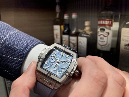 2026年新作入荷速報！コールブルーの文字盤に伝説の名機を搭載。ウブロの本気を感じる1本。スピリット オブ ビッグ・バン チタニウム コールブルー