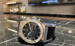 スタッフ村上も愛用?日本で一番売れてる「ウブロ」の人気モデルとは?「クラシック・フュージョン クロノグラフ チタニウム ディープブルー」