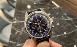 1970年代に25本のみ製造された？幻の名機がアヴェンチュリンの文字盤を搭載し復刻。ゼニス「クロノマスター オリジナル トリプルカレンダー アヴェンチュリン」