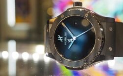 神は細部に宿る？どうやって時間を見るの？ウブロが解釈するラグジュアリーの定義とは？ウブロ「クラシック・フュージョン オリジナル ブラックマジック」