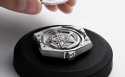 ”漆黒のハイテクセラミックケース”にエル・プリメロを搭載した ゼニス「デファイ スカイライン セラミック」