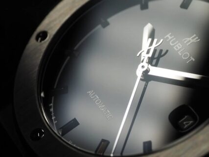 ラグジュアリーブラックの定義とは？漆黒で魅せる ウブロ「クラシック・フュージョン ブラックシャイニー」