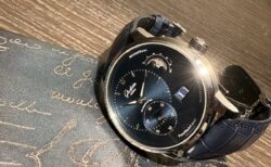 【検証】グラスヒュッテ・オリジナル｜ガルバニックブルー文字盤をネイビースーツに合わせてみた！【パノマティックルナ編】