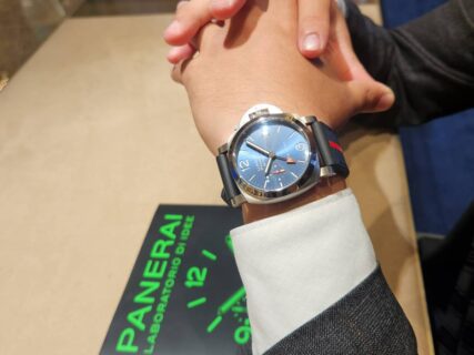 【パネライ】赤のアクセントが効く!この夏にぴったりな40mmの万能GMT!PAM01404 ルミノール クアランタ ルナ・ロッサ BiTempoの魅力について