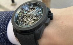 話題のターコイズがアクセント。機械式だけどガシガシ使える?NORQAIN「ワイルド ワン スケルトン JP」