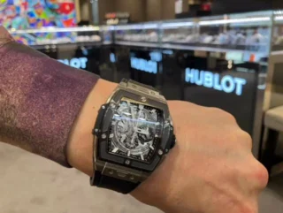 漆黒の「黒」を身に纏う！？ウブロ アエロ・フュージョン ブラック