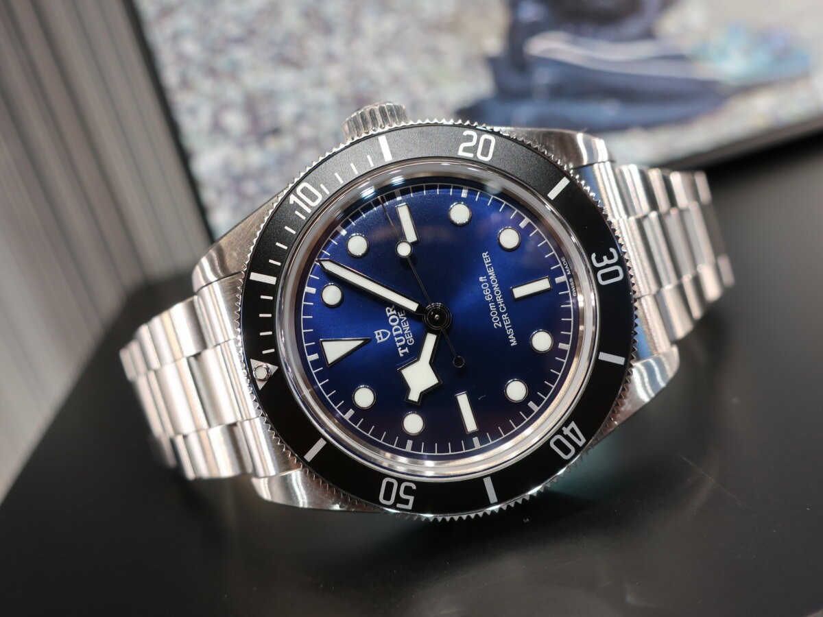 軽装の季節にこそ着けたいコーディネートの主役「ブラックベイ 68