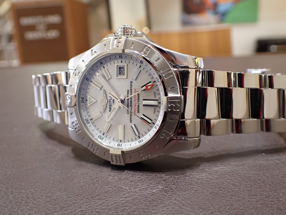 時計 Breitling Avenger II MOP mqdefault.jpg