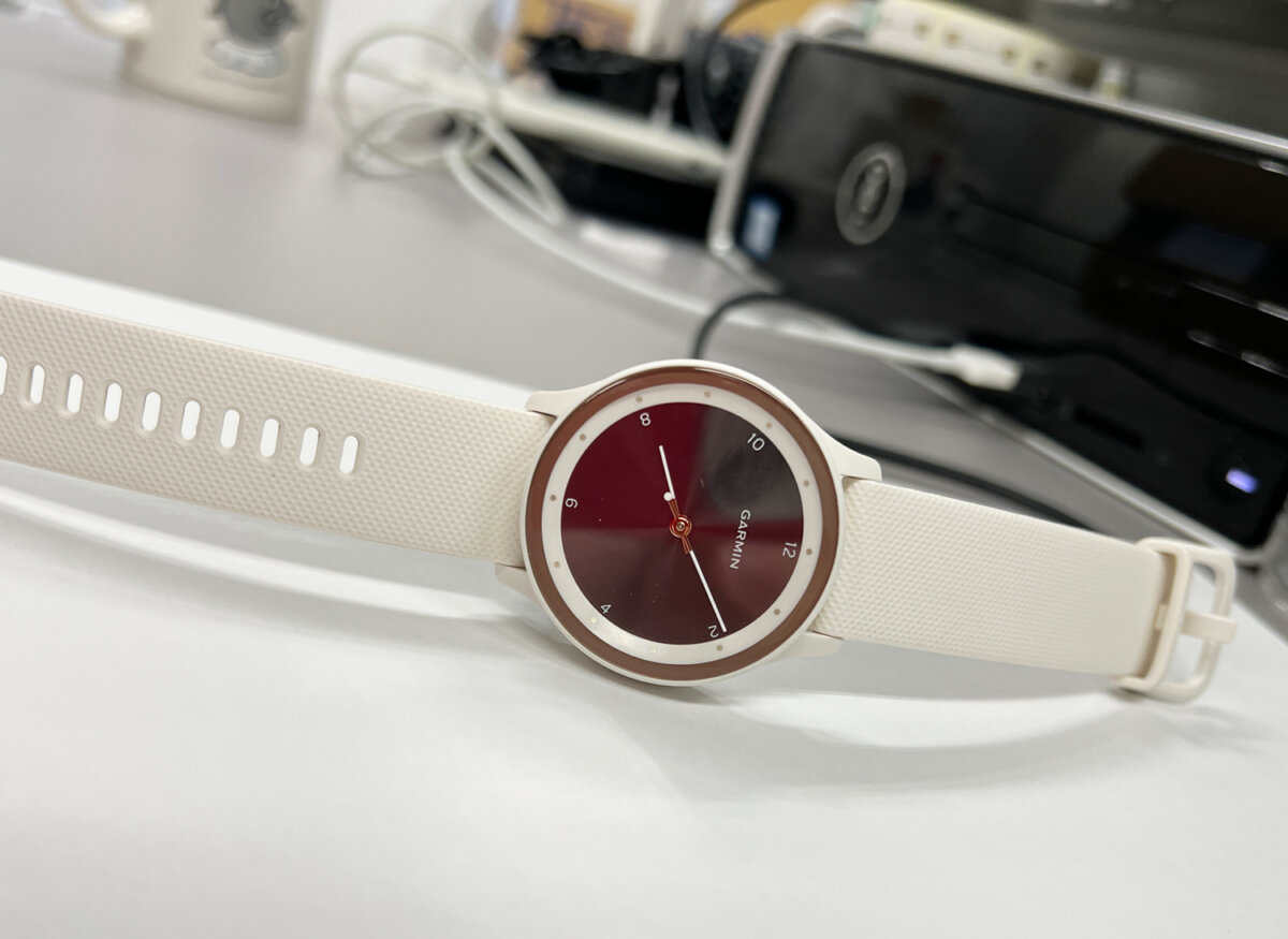 スマートウォッチのある日常いかがですか？ GARMIN vivomove